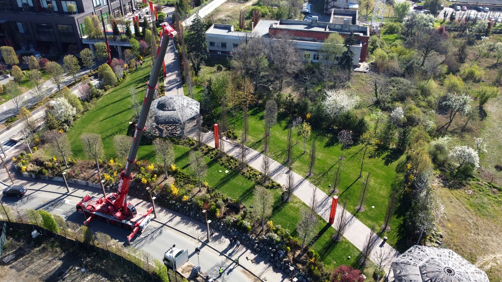 Iulius Mall: Vedere aeriana: macara Sulfatim pozitionata in zona Openville, cu bratul extins deasupra spatiului verde.