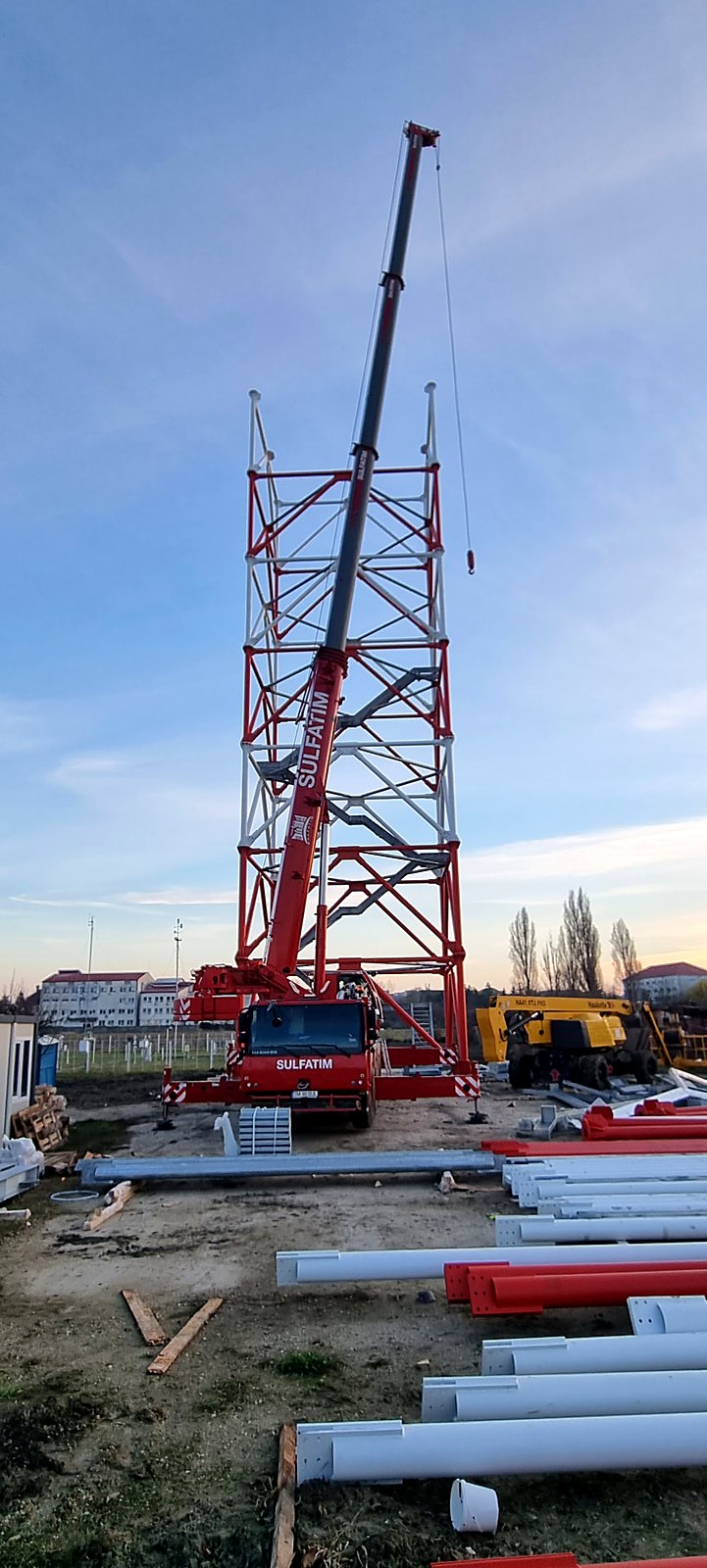 Ansamblare statie meteo Timisoara: Bratul telescopic desfasurat in interiorul structurii, in timpul ansamblarii tronsoanelor.