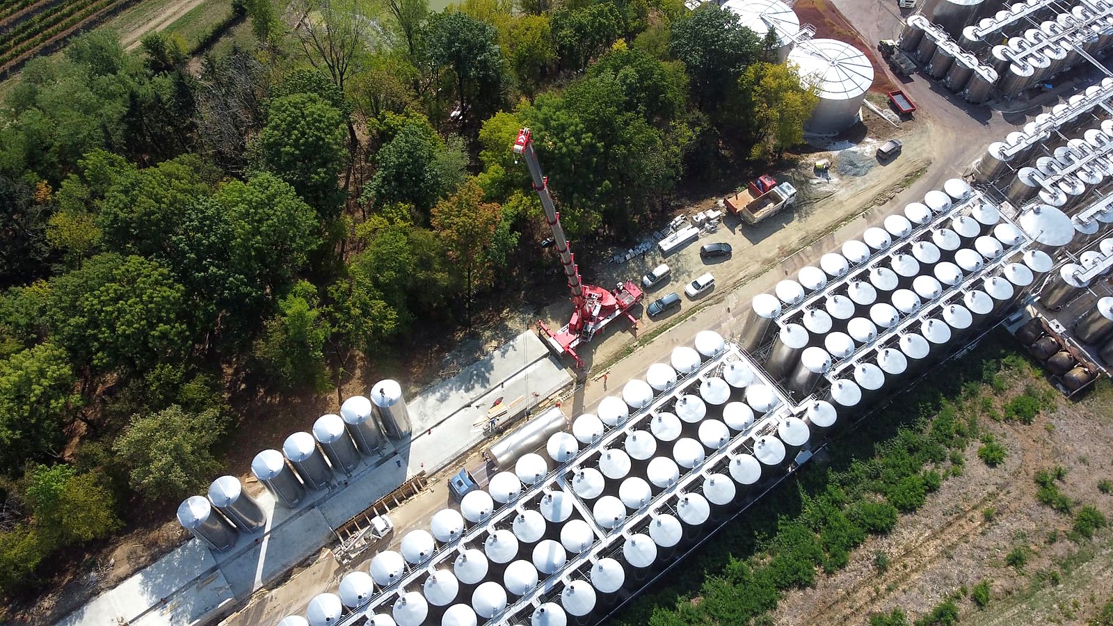 Cramele Recas: Vedere aeriana de ansamblu a cramei, cu macaraua Sulfatim lucrand langa bateria de rezervoare.