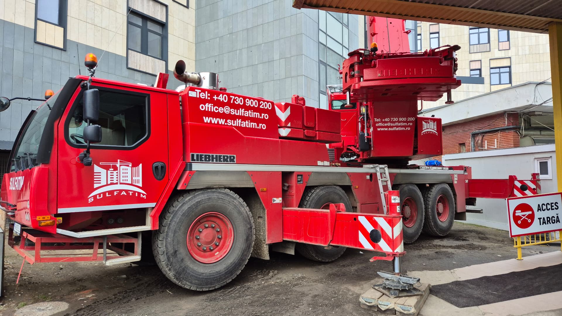 Corp B, Spitalul de Copii Louis Turcanu: Automacara Liebherr pozitionata pe platforma de acces, langa intrarea rezervata targilor, in conditii de spital functional.
