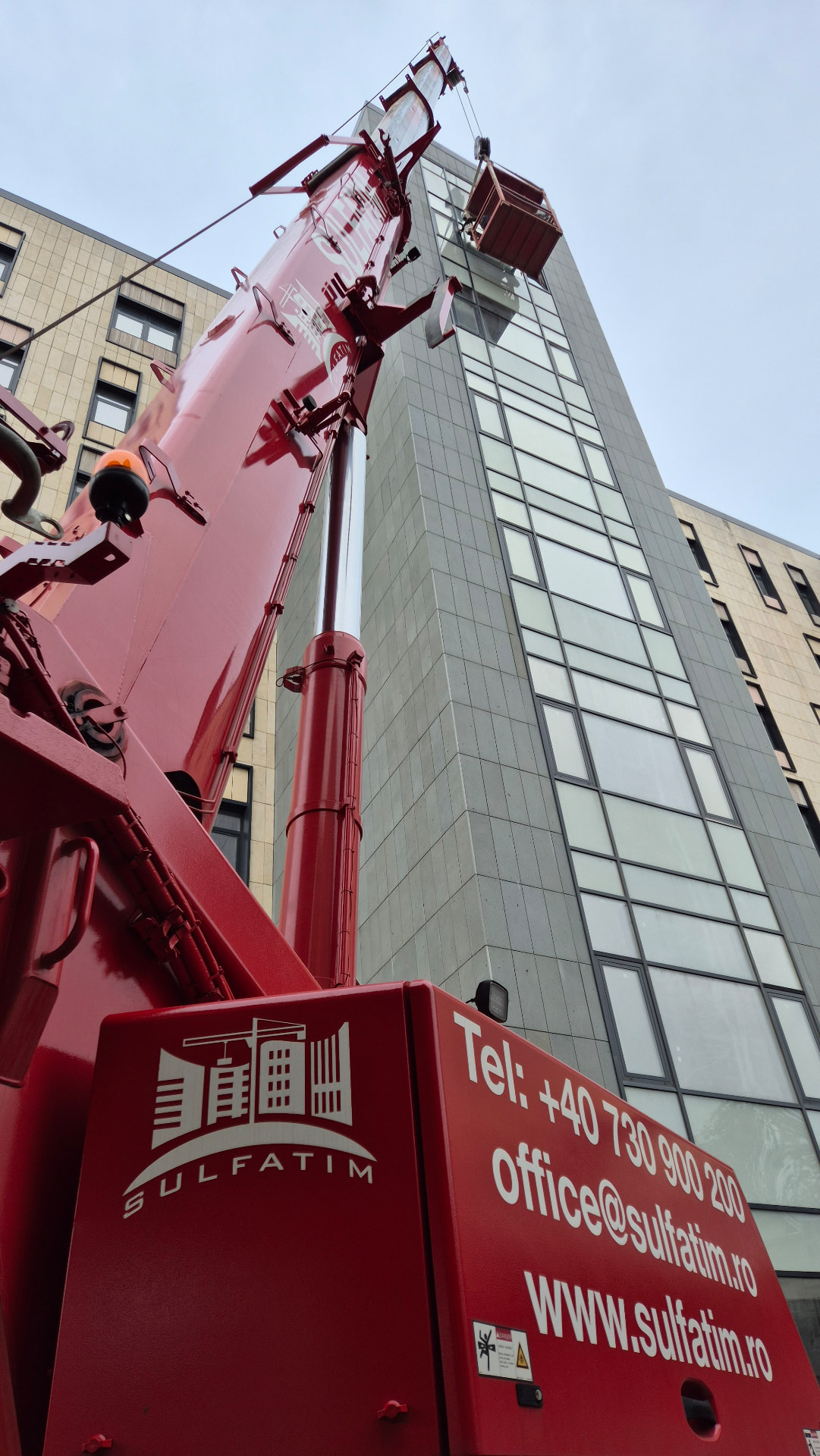 Corp B, Spitalul de Copii Louis Turcanu: Macara Liebherr Sulfatim ridicand materiale la etajele superioare, cu bena de transport suspendata langa fatada.