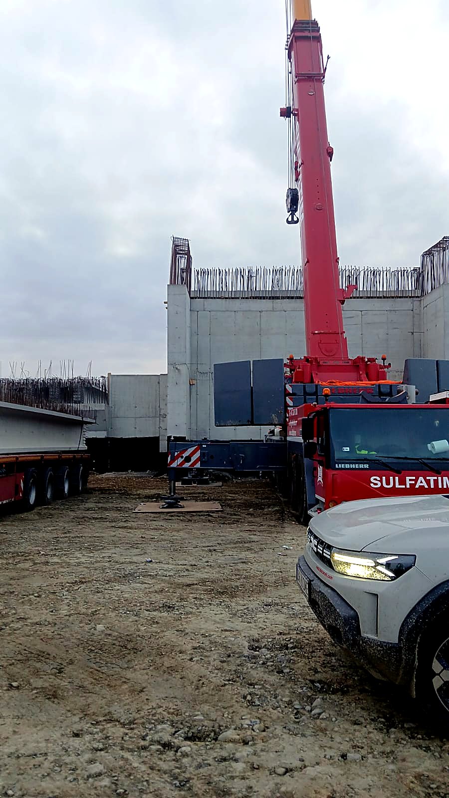 Autostrada Targu Mures - montaj grinzi prefabricate pentru pasaje: Macara calata pe placi de repartitie langa culeea pasajului