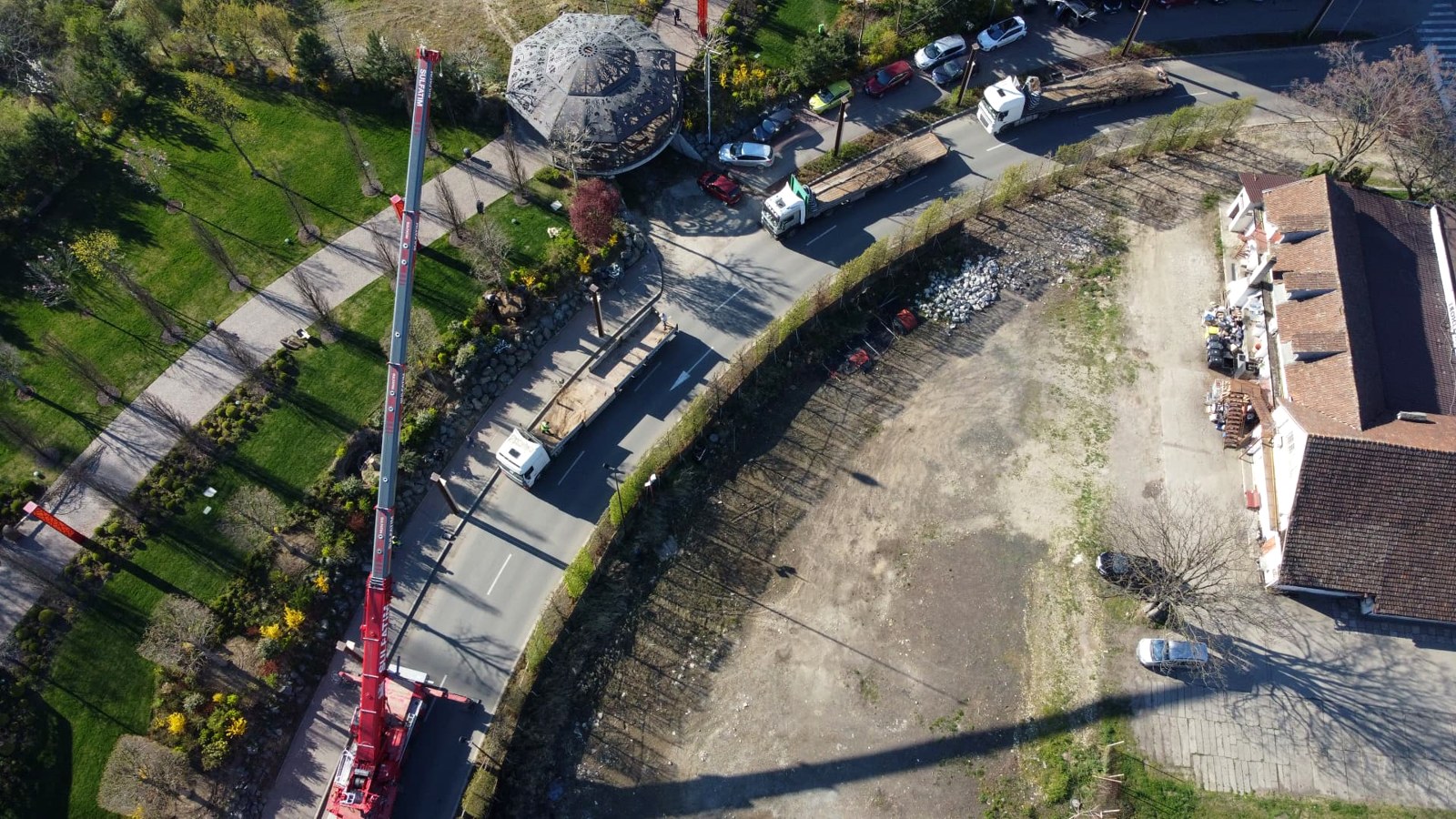 Iulius Mall: Vedere aeriana: macaraua si transportul elementelor pentru amenajarile exterioare.