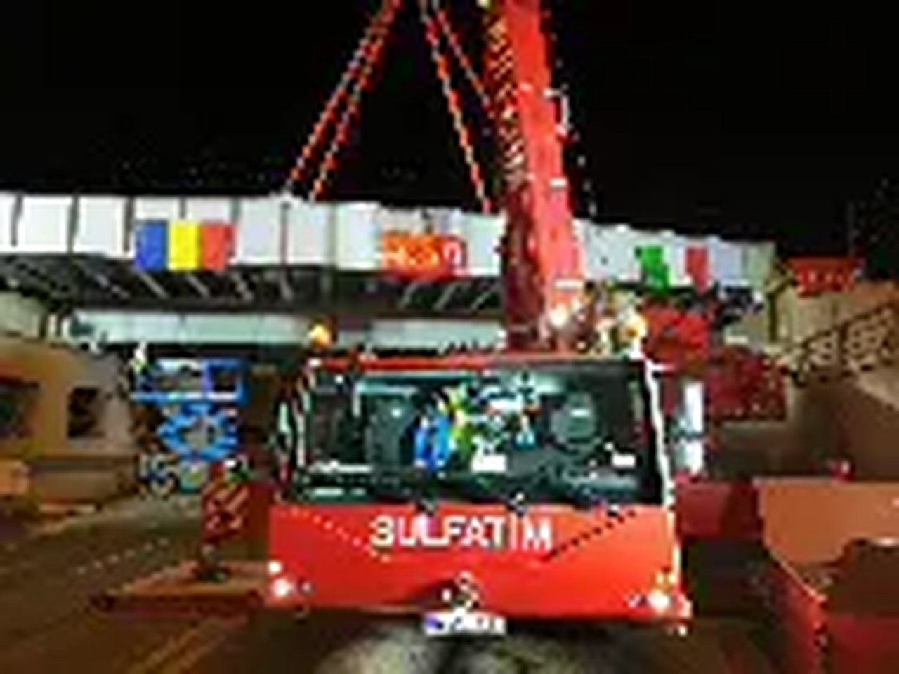 Pasaj CF Popa Sapca: Etapa 6: macaraua Sulfatim la finalul operatiunii de montaj.