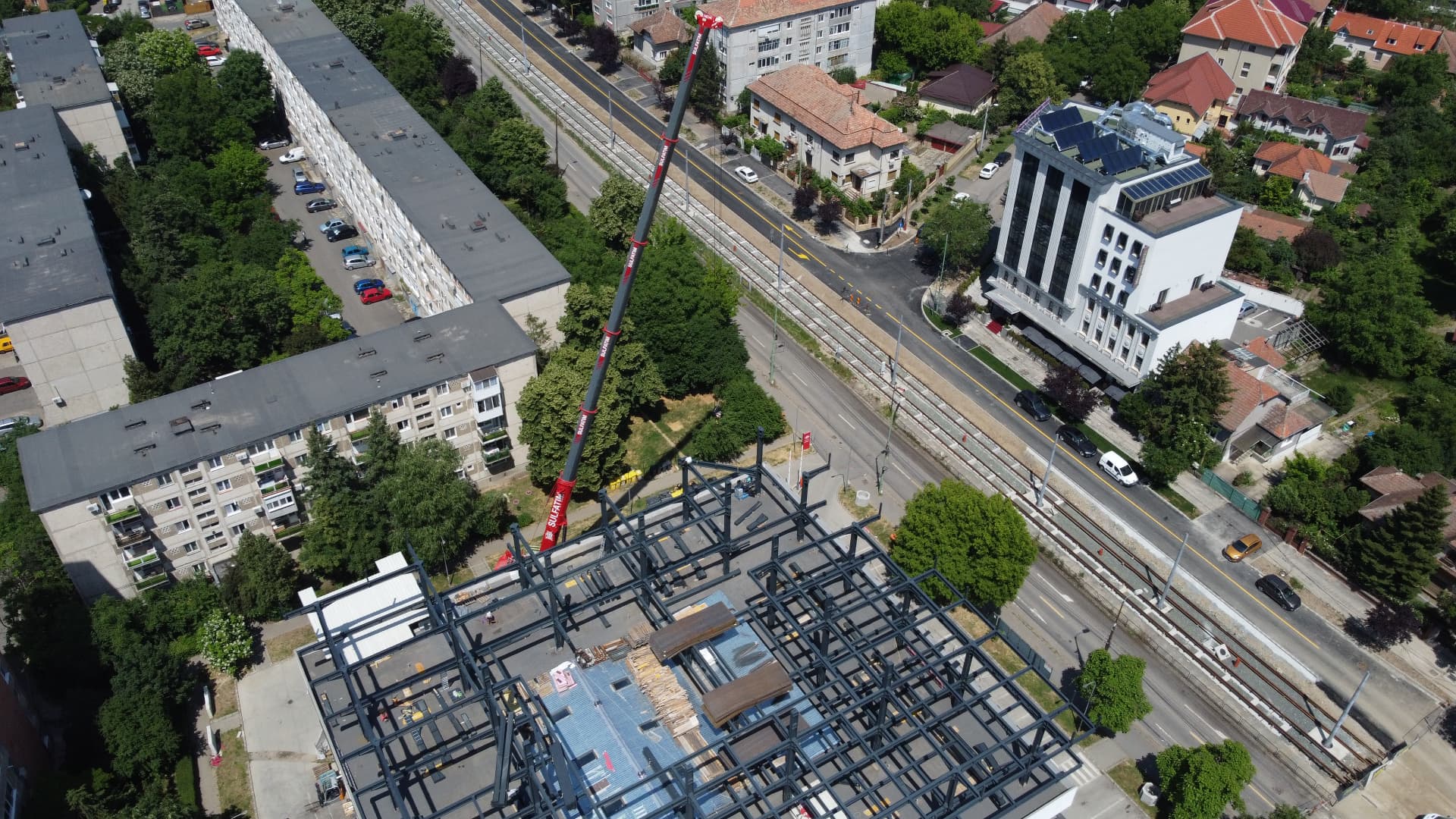Structura metalica Carrefour: Panorama amplasamentului urban, cu macaraua si calea de tramvai in imediata vecinatate.