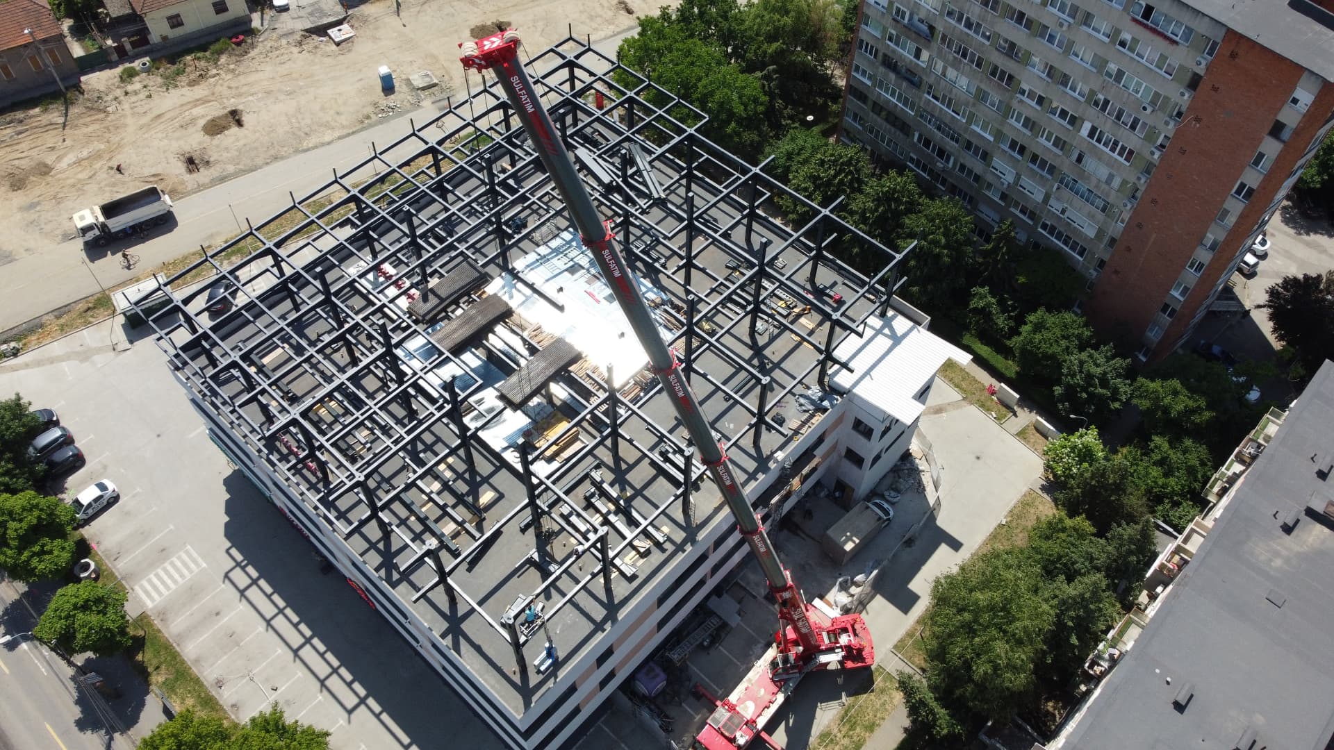Structura metalica Carrefour: Bratul telescopic desfasurat peste acoperis, in timpul pozitionarii grinzilor.