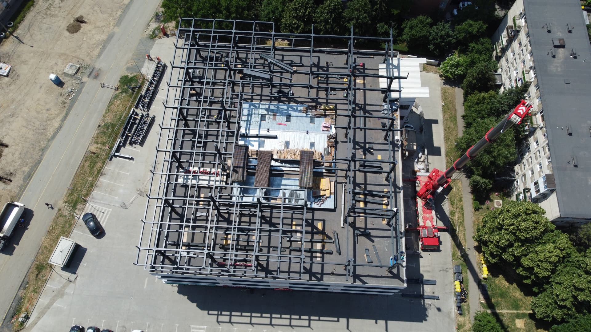 Structura metalica Carrefour: Vedere verticala asupra structurii metalice montate pe intreaga suprafata a acoperisului.