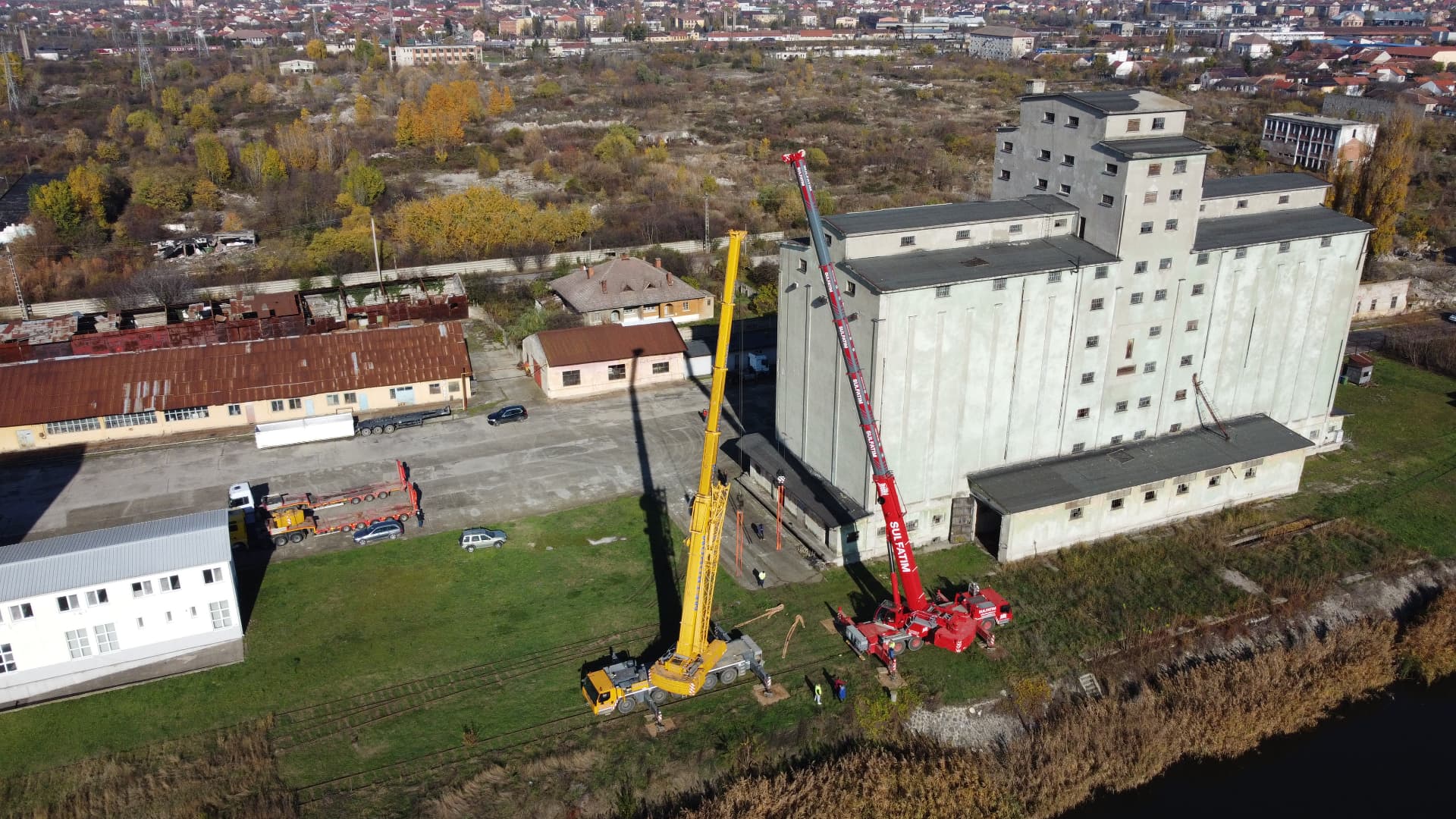 Operatiunea Pelicanul: Vedere aeriana cu cele doua macarale pozitionate langa vaporasul Pelicanul