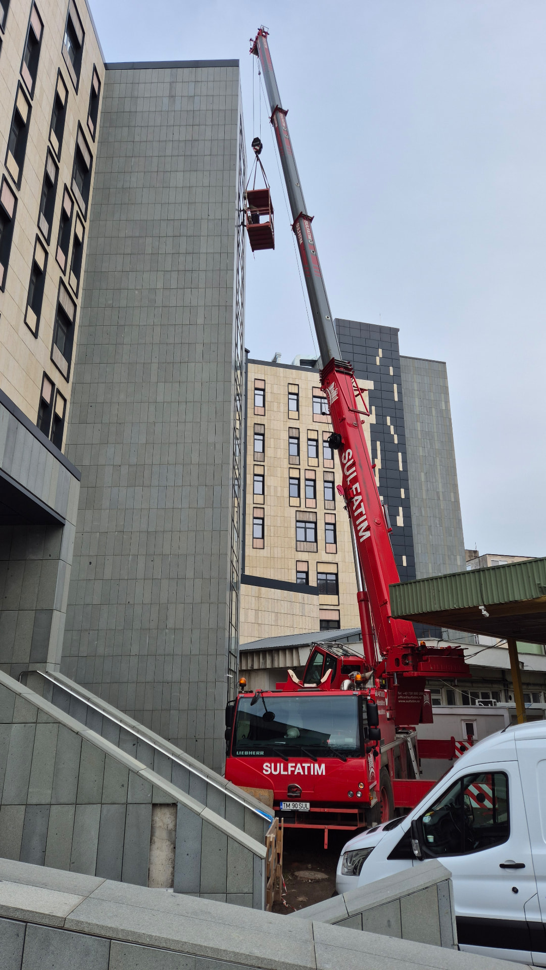 Corp B, Spitalul de Copii Louis Turcanu: Ridicare pe verticala intre corpuri, cu bratul telescopat la inaltimea etajelor tehnice ale spitalului.