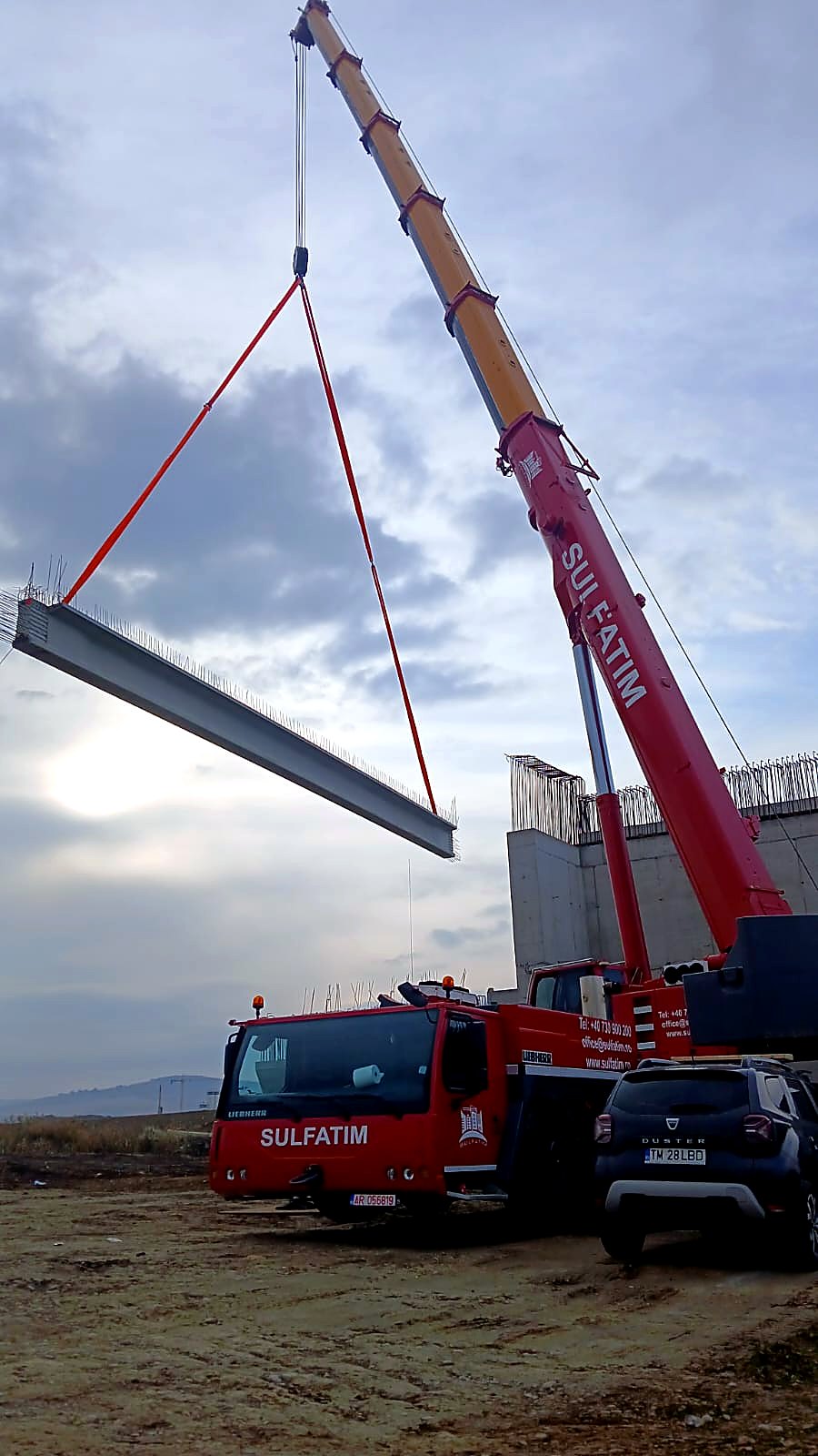 Autostrada Targu Mures - montaj grinzi prefabricate pentru pasaje: Grinda prefabricata ghidata cu chingi spre reazemul culeei