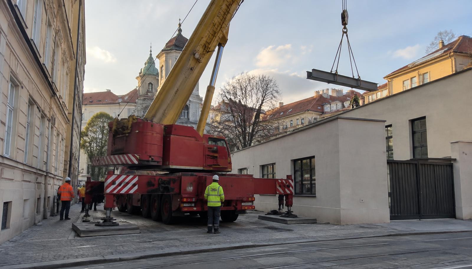 Cum ridici 100 de tone pe o strada de 6 metri: macaraua mobila in spatii greu accesibile